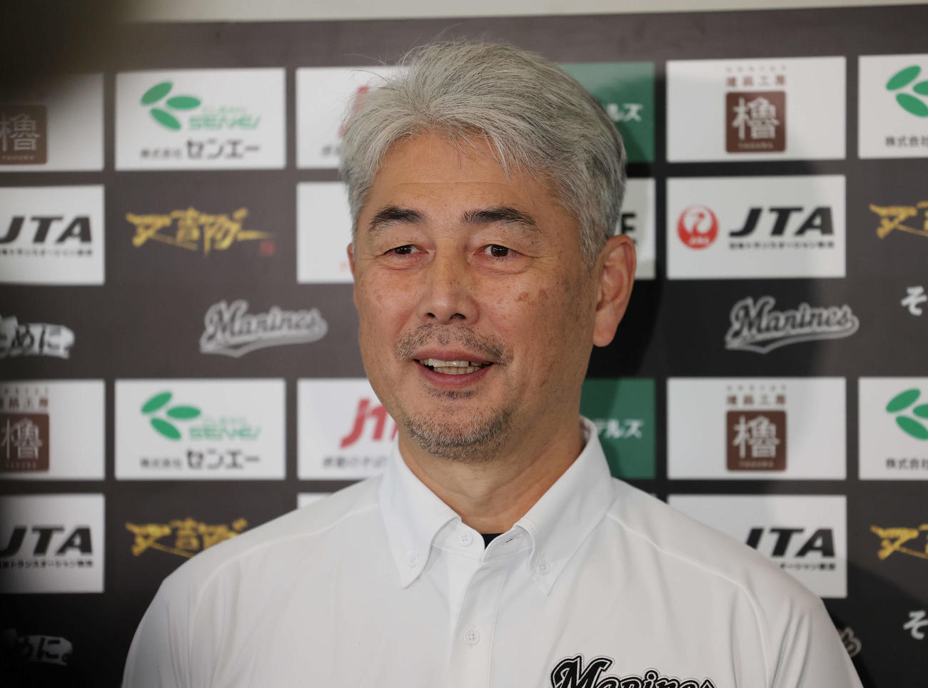 自主トレで記者の質問に答えるロッテ吉井監督（撮影・宮地輝）