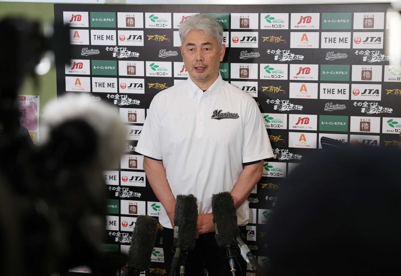 自主トレで記者の質問に答えるロッテ吉井監督（撮影・宮地輝）