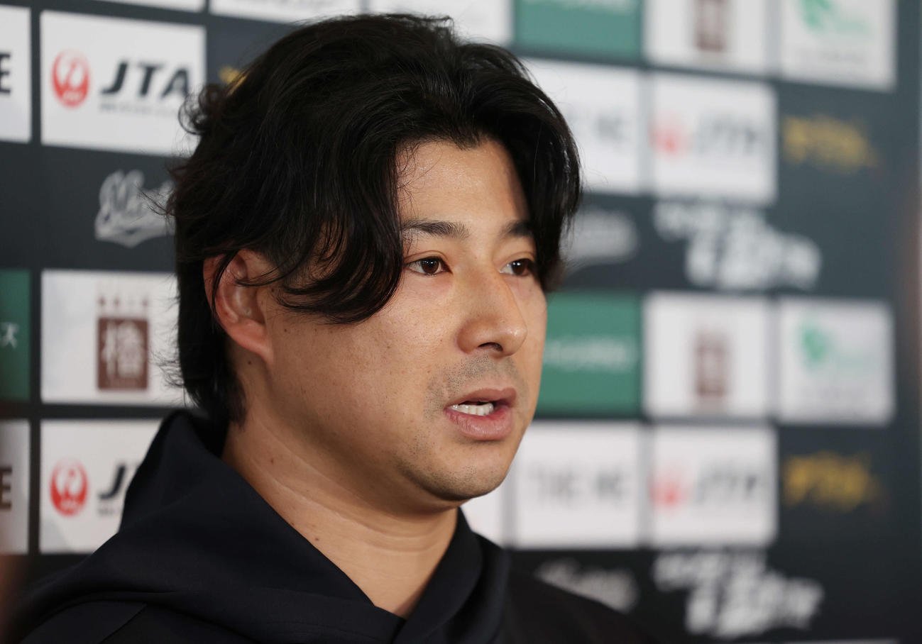 自主トレで記者の質問に答えるロッテ藤岡（撮影・宮地輝）