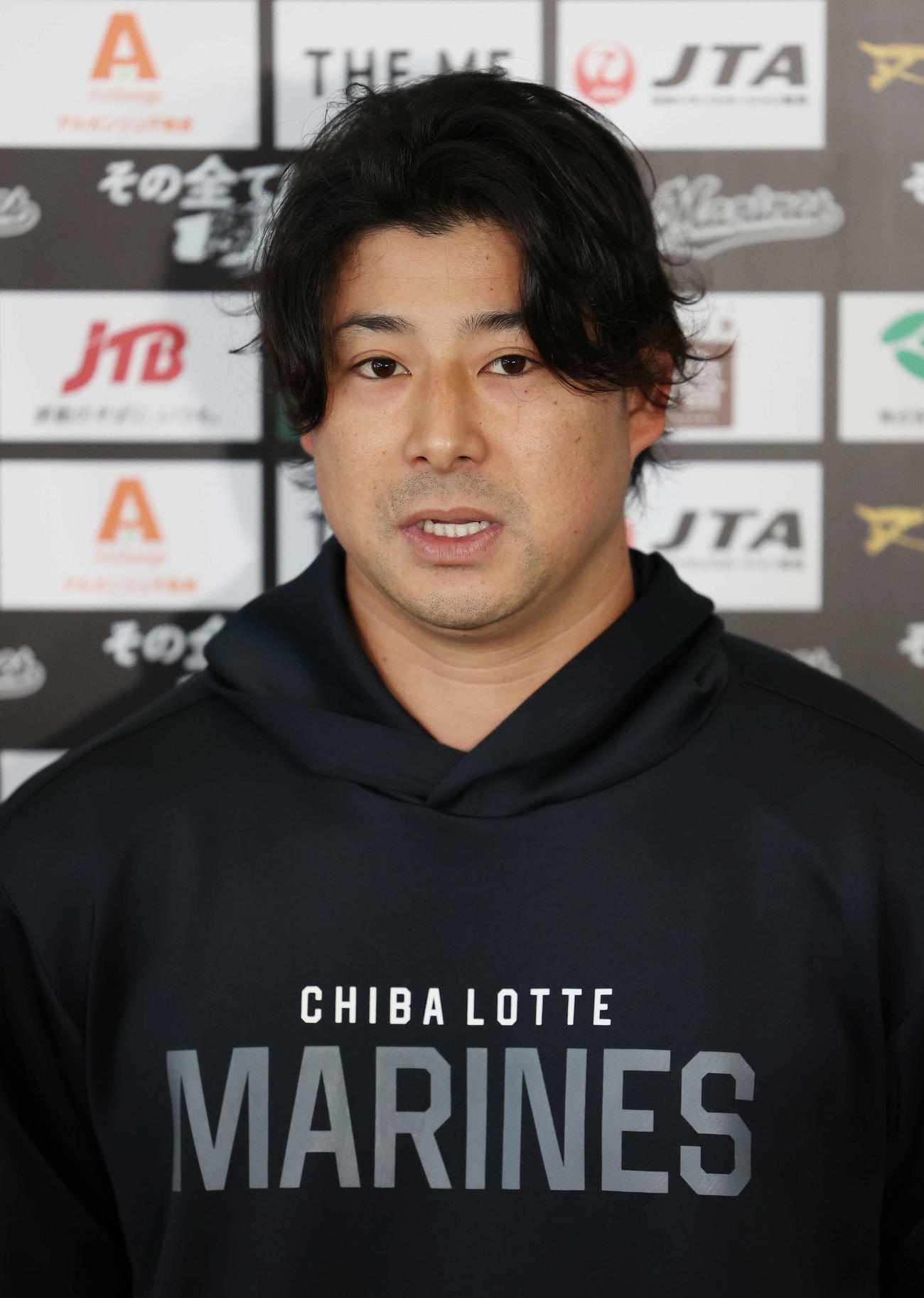 自主トレで記者の質問に答えるロッテ藤岡（撮影・宮地輝）