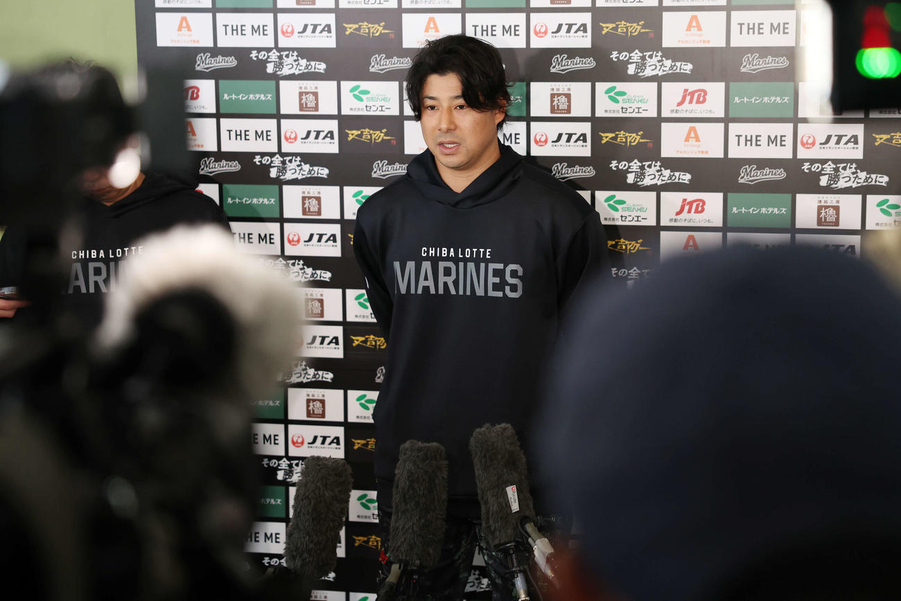 自主トレで記者の質問に答えるロッテ藤岡（撮影・宮地輝）