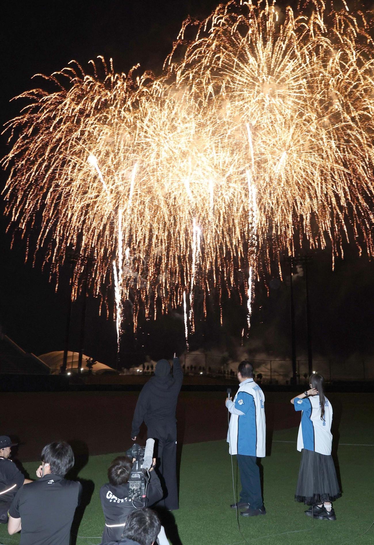 キャンプ前夜のイベントで花火を指さす日本ハム新庄監督（左端）（撮影・黒川智章）