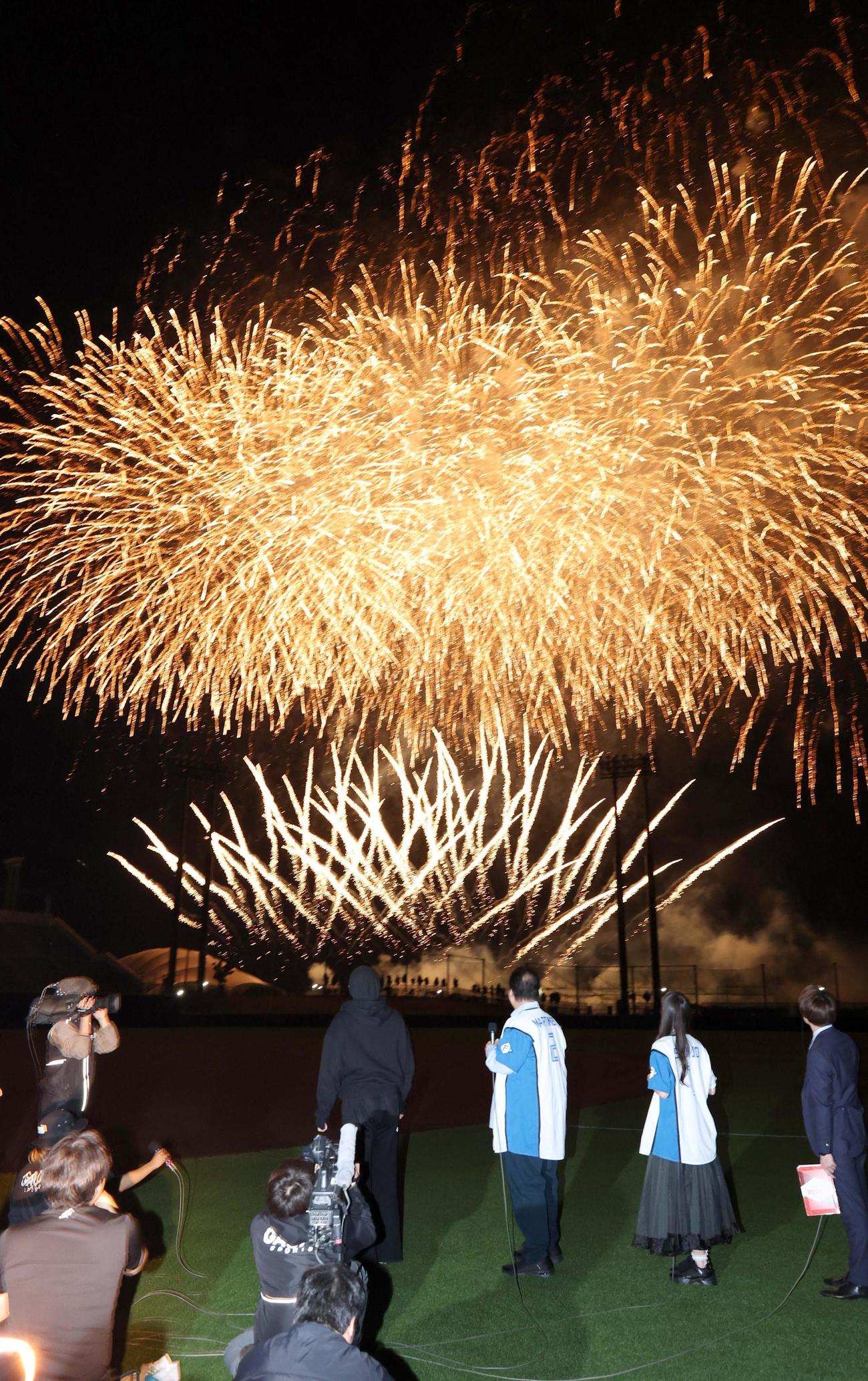 キャンプ前夜のイベントで花火を見つめる日本ハム新庄監督（左端）（撮影・黒川智章）