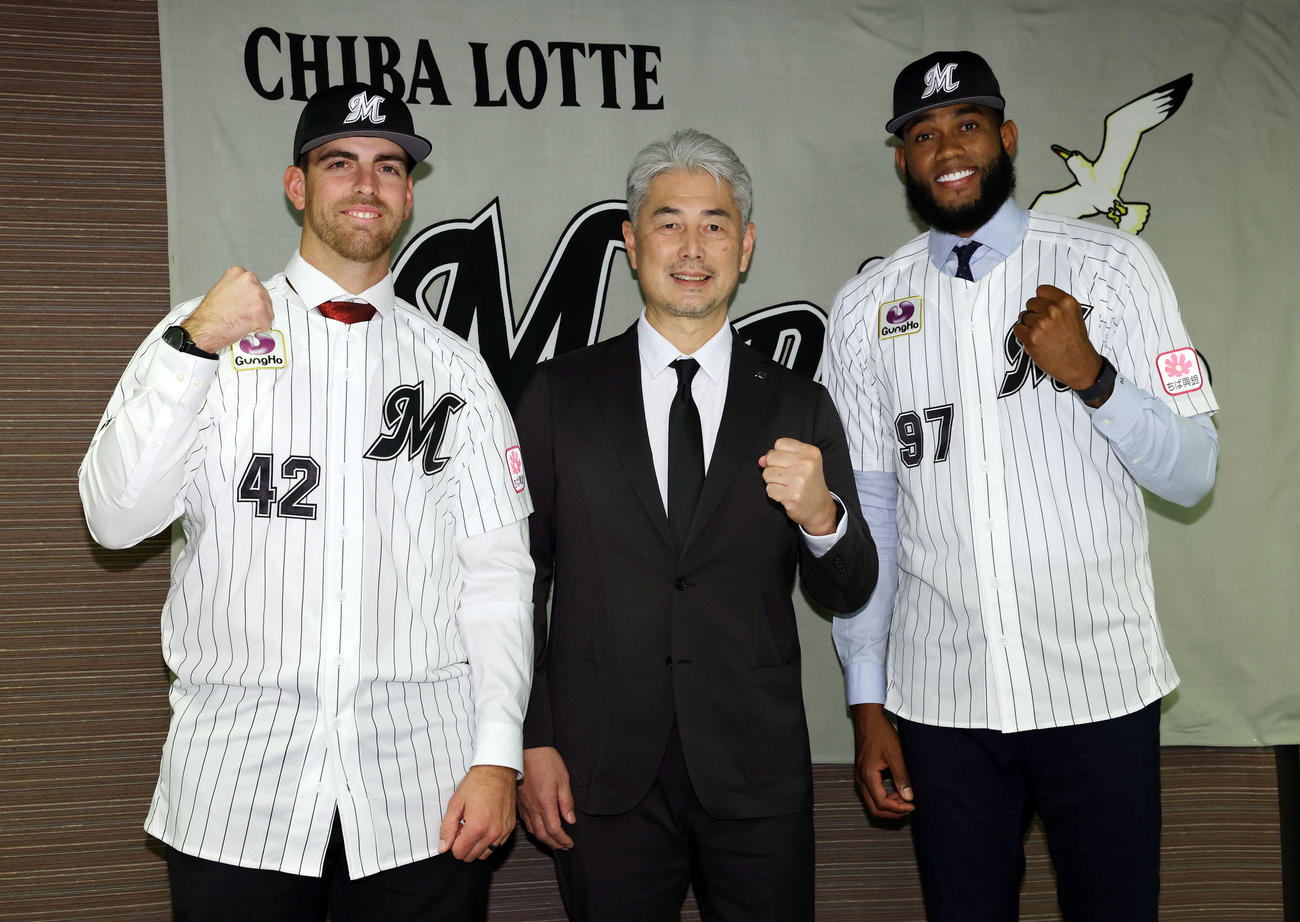 新外国人入団会見でロッテ吉井監督（中央）とポーズを決めるサモンズ（左）とゲレーロ（撮影・宮地輝）