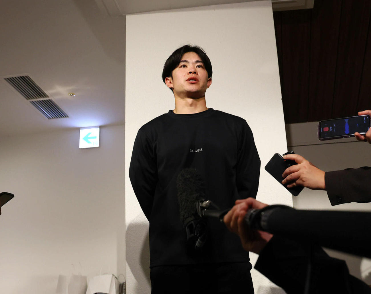 ミーティングを終え取材に応じる阪神中野（撮影・藤尾明華）