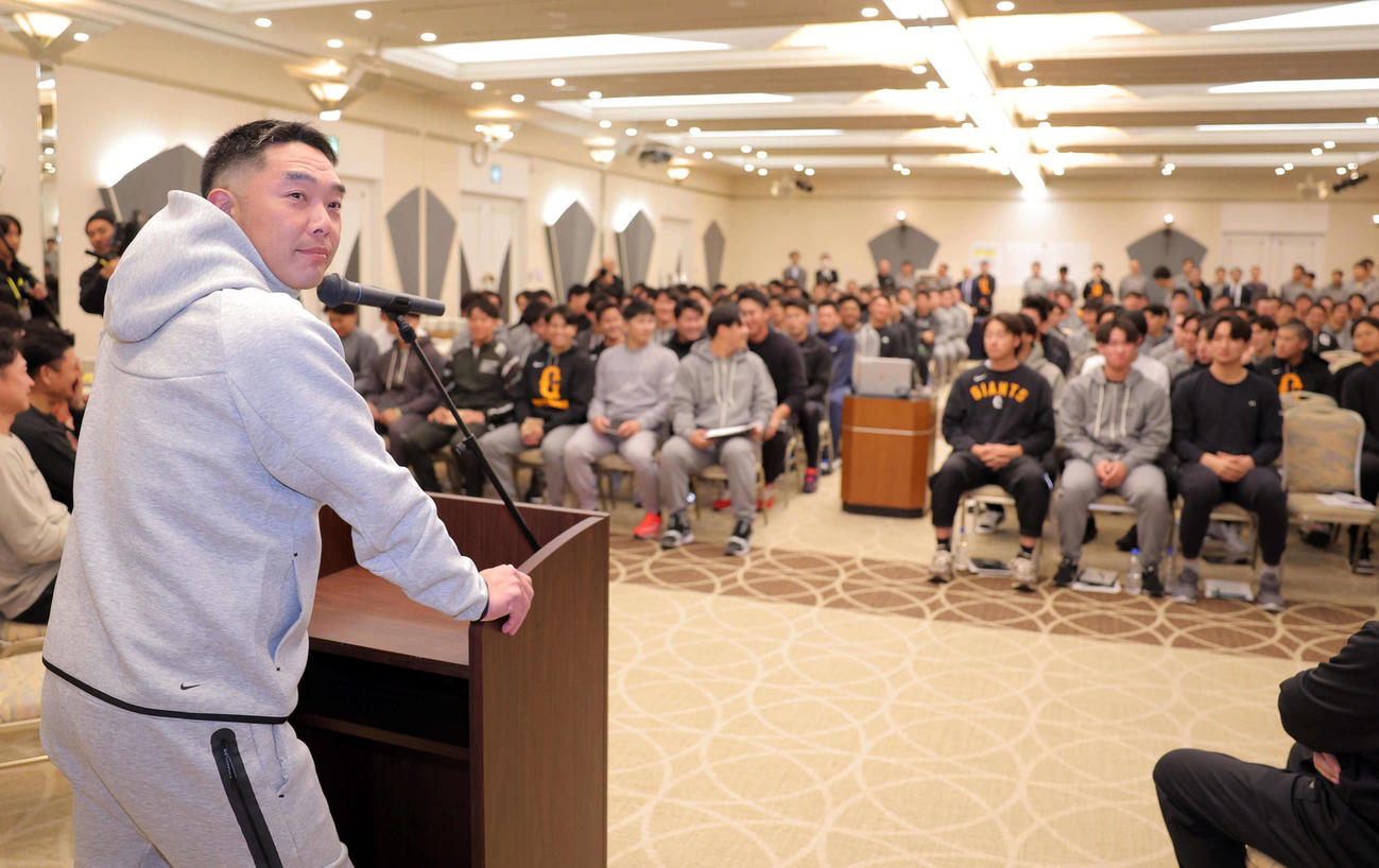 全体ミーティングで話をする巨人阿部監督