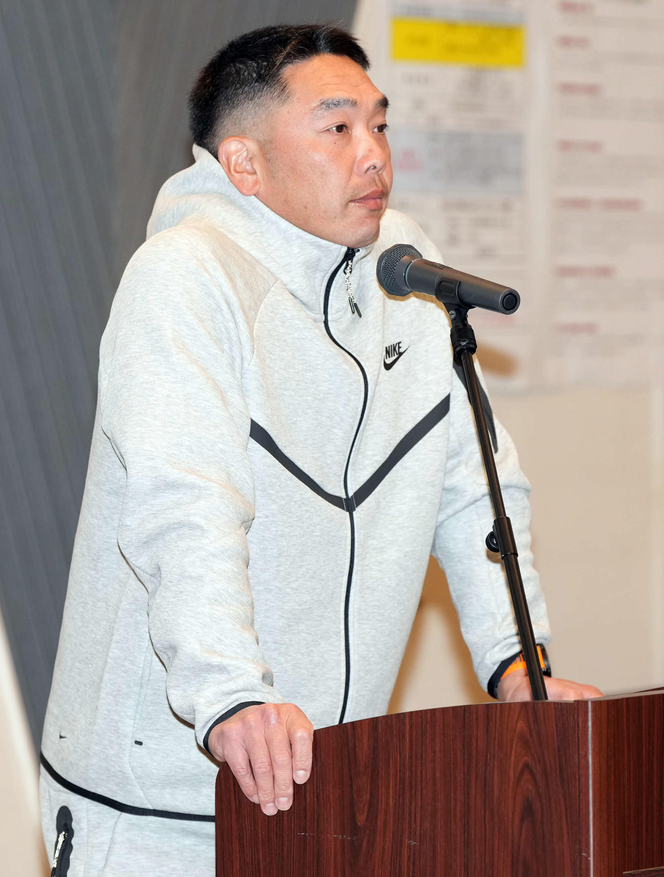 全体ミーティングで話をする巨人阿部監督（撮影・たえ見朱実）