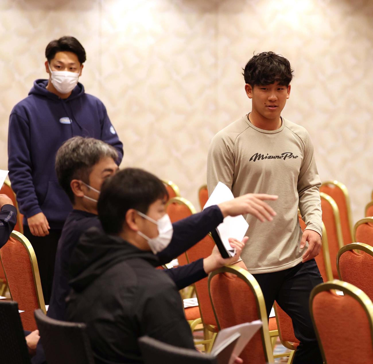 ミーティング会場に入る伊原（右）と木下