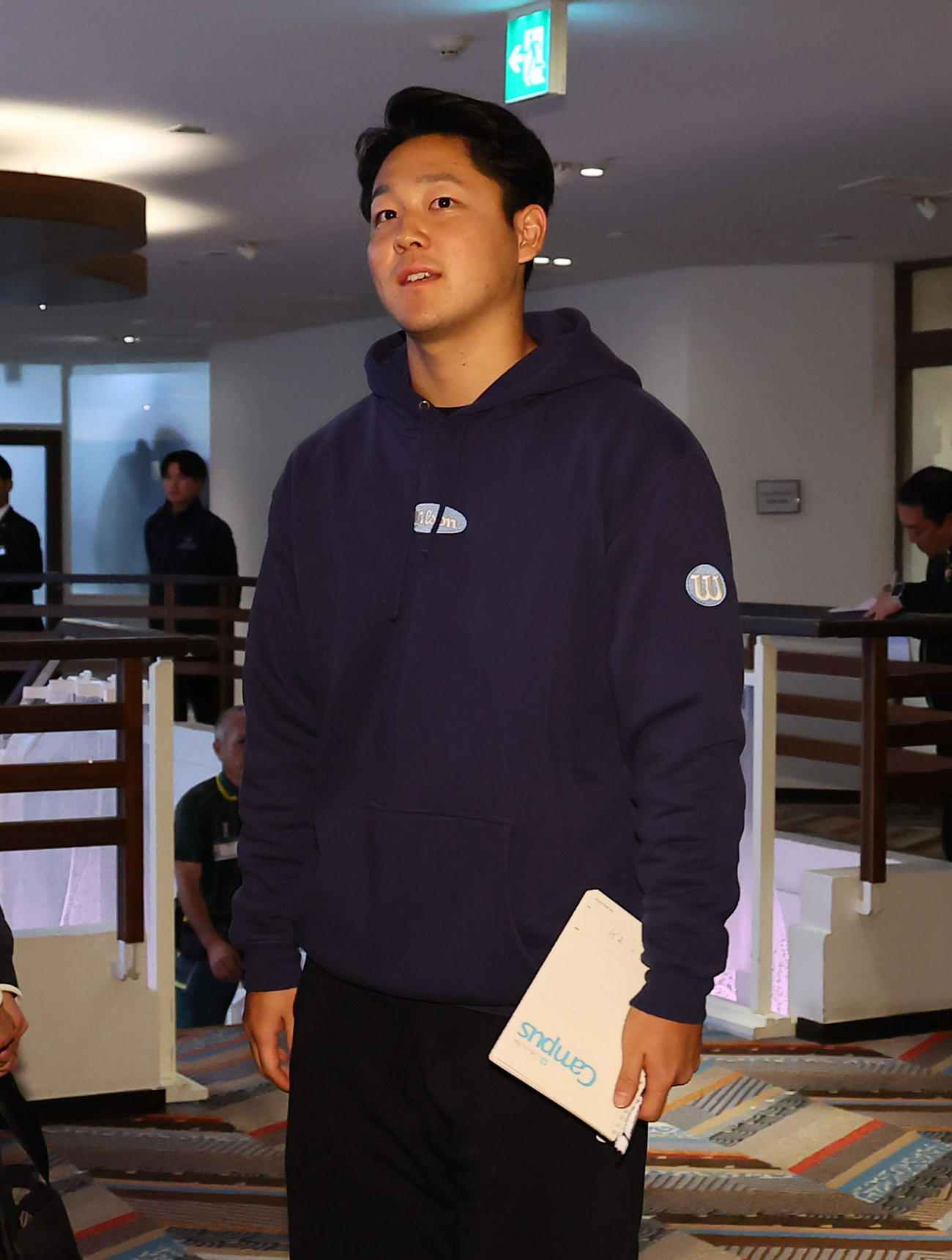 ミーティング会場に入る阪神木下（撮影・藤尾明華）