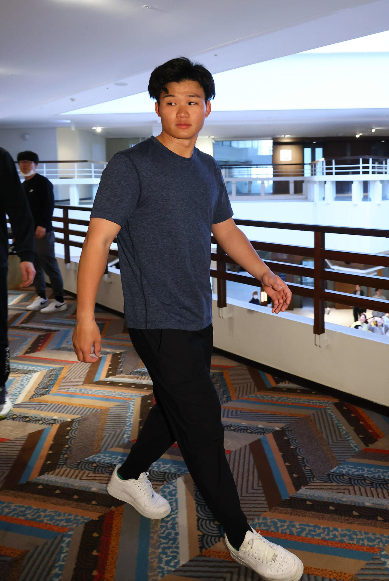 ミーティング会場に入る阪神森下（撮影・藤尾明華）