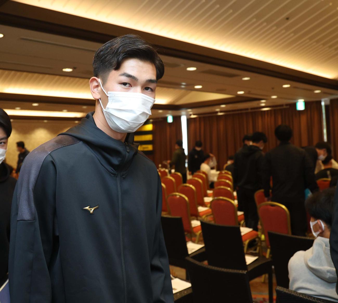 ミーティング会場に入る今朝丸