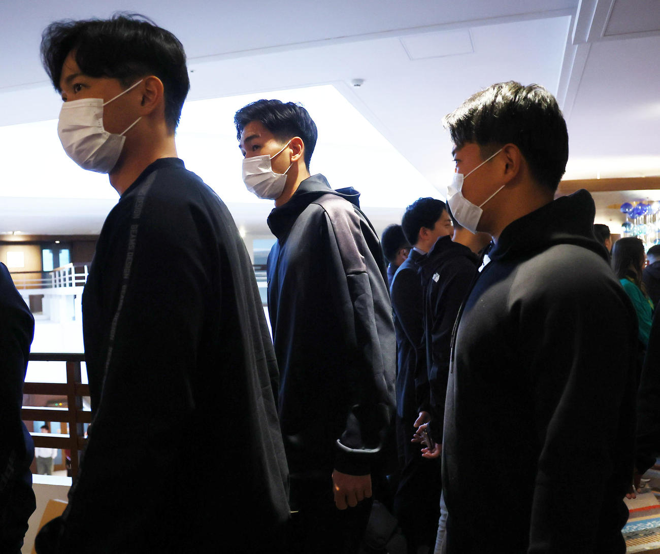 ミーティング会場に入る阪神今朝丸（中央）ら（撮影・藤尾明華）