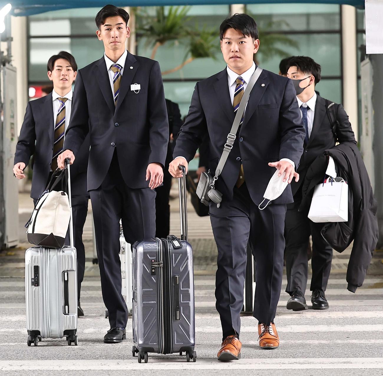 那覇空港に到着した左から阪神下村、今朝丸、嶋村（撮影・上田博志）