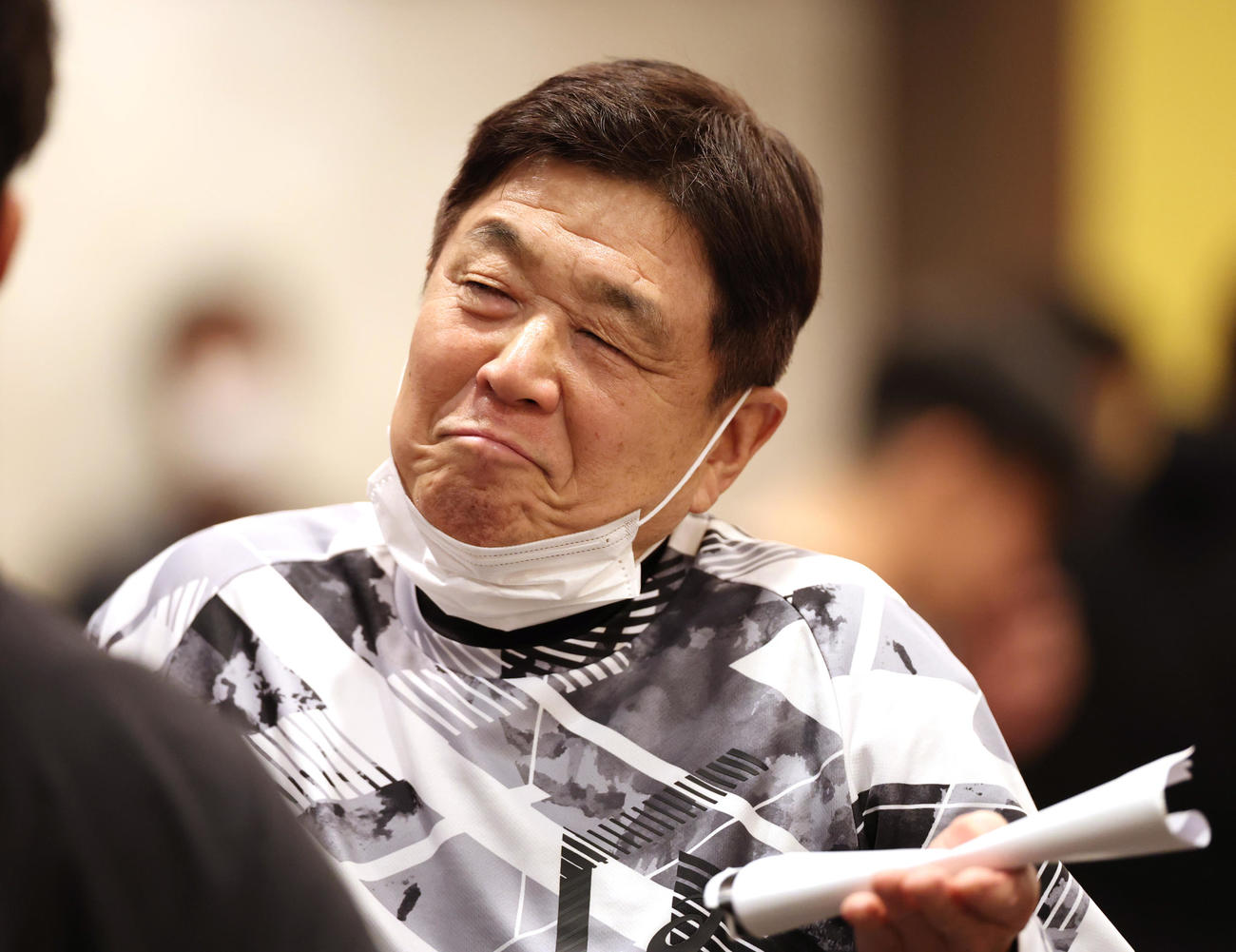 ミーティング会場に入る平田2軍監督