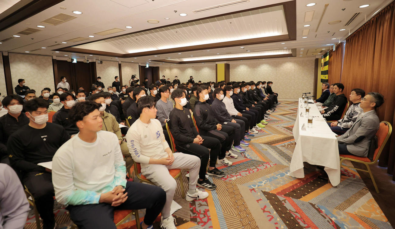キャンプ前日のミーティングに出席する阪神ナインと藤川監督（右から3人目）と平田2軍監督（同2人目）