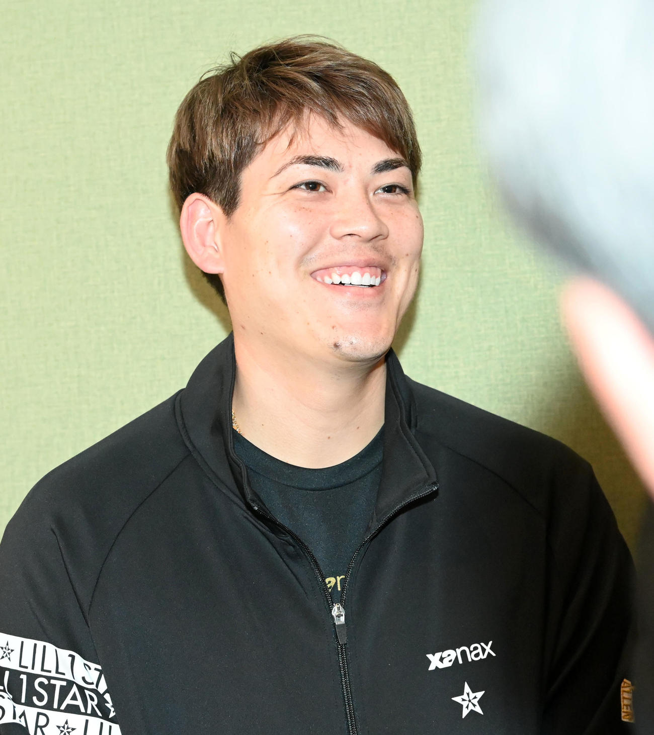 笑顔で記者の質問に答えるオリックス九里（撮影・前岡正明）