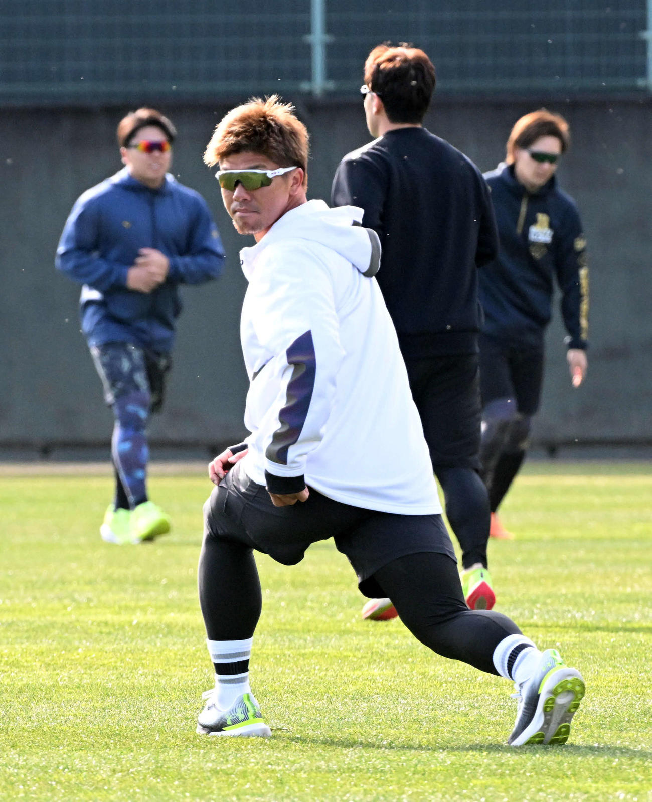 自主トレを行うオリックス頓宮（撮影・前岡正明）