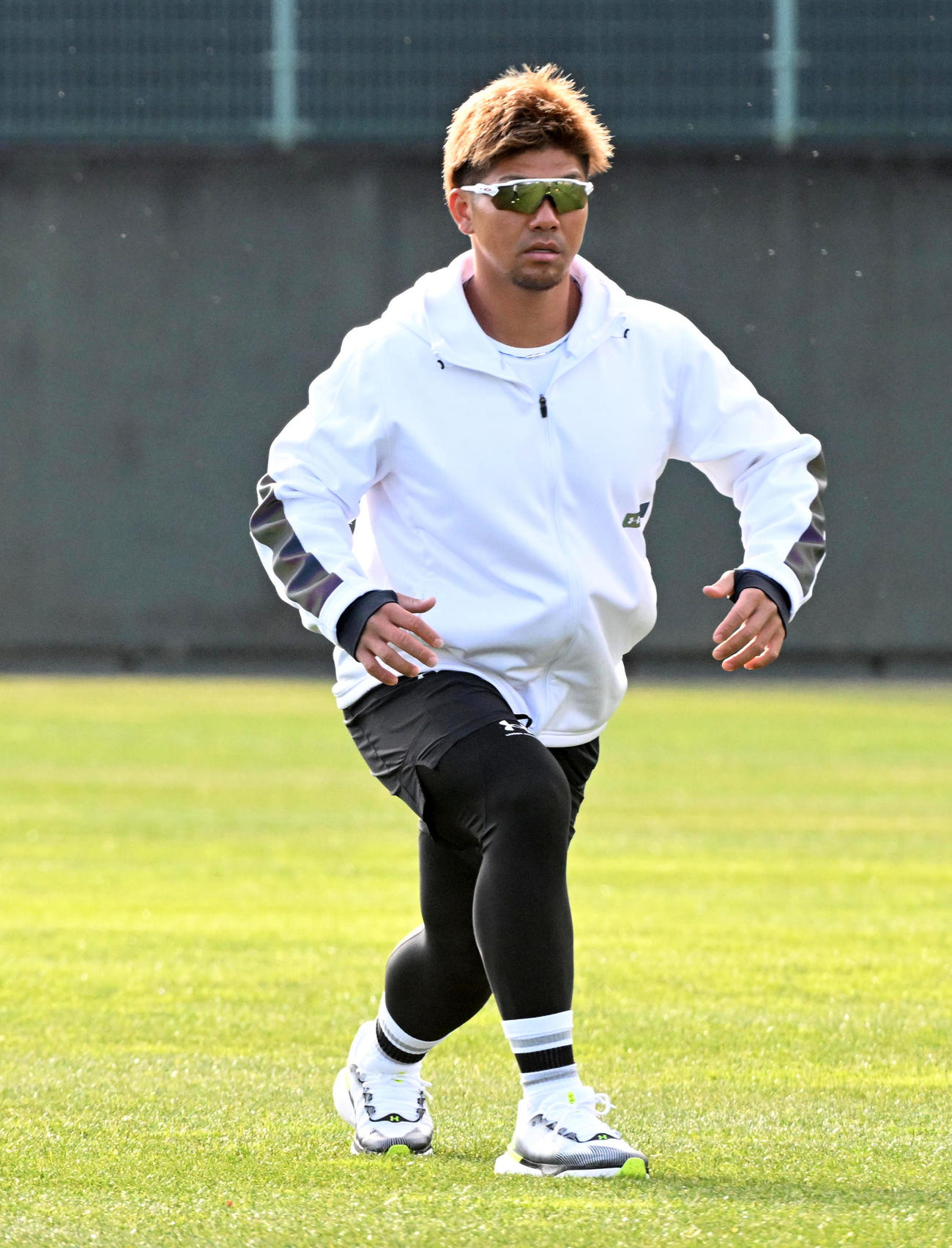 自主トレを行うオリックス頓宮（撮影・前岡正明）