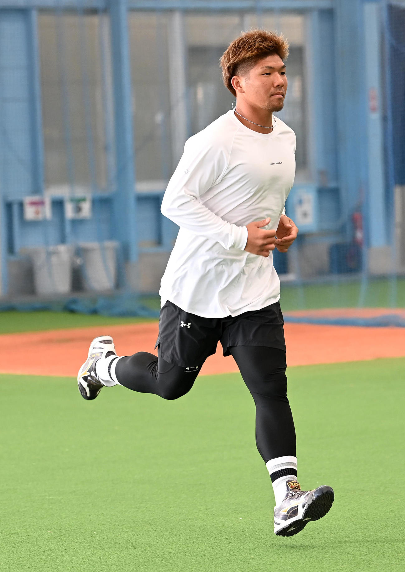 自主トレを行うオリックス頓宮（撮影・前岡正明）