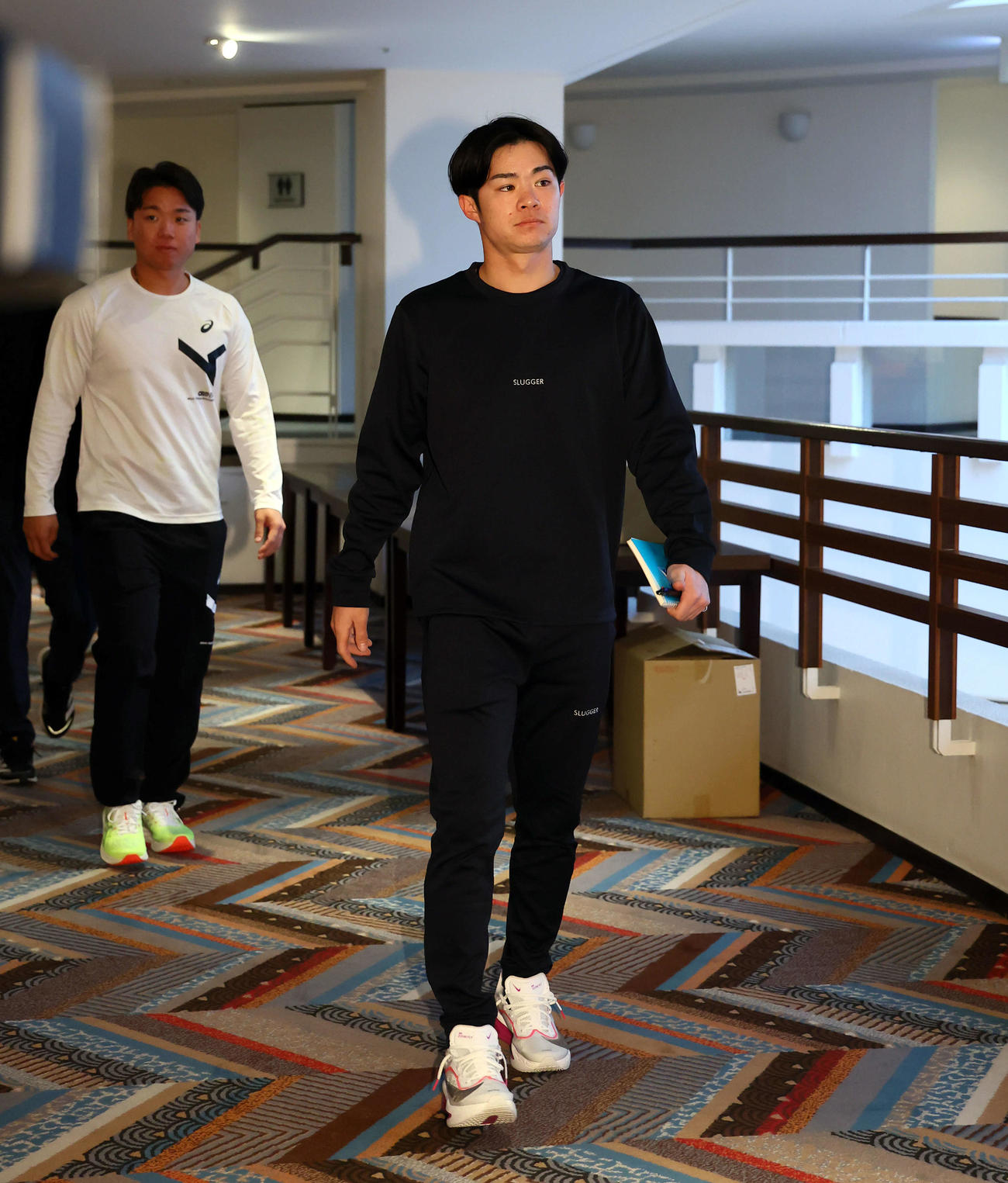 ミーティング会場に入る阪神中野（撮影・藤尾明華）