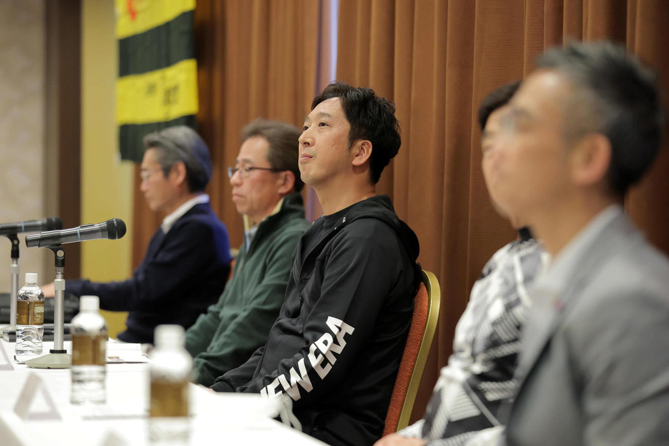 キャンプ前日のミーティングに出席した阪神藤川監督