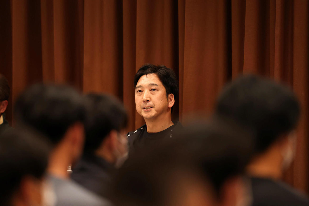 キャンプ前日のミーティングに出席する阪神藤川監督