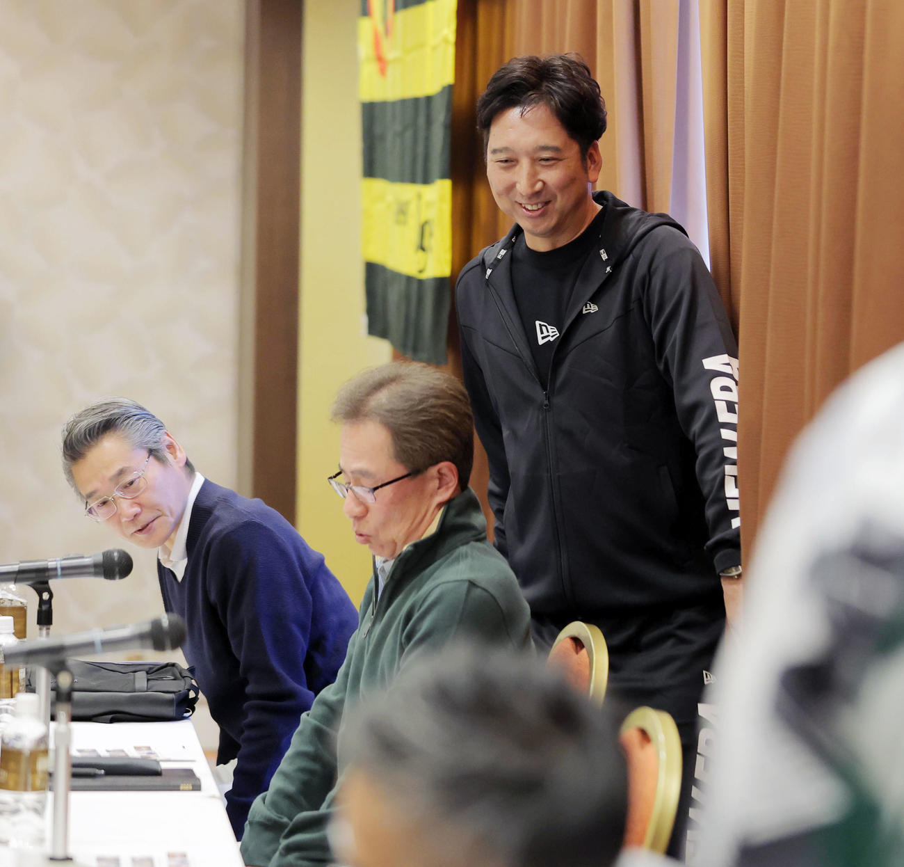 キャンプ前日のミーティングに出席し着席する藤川監督