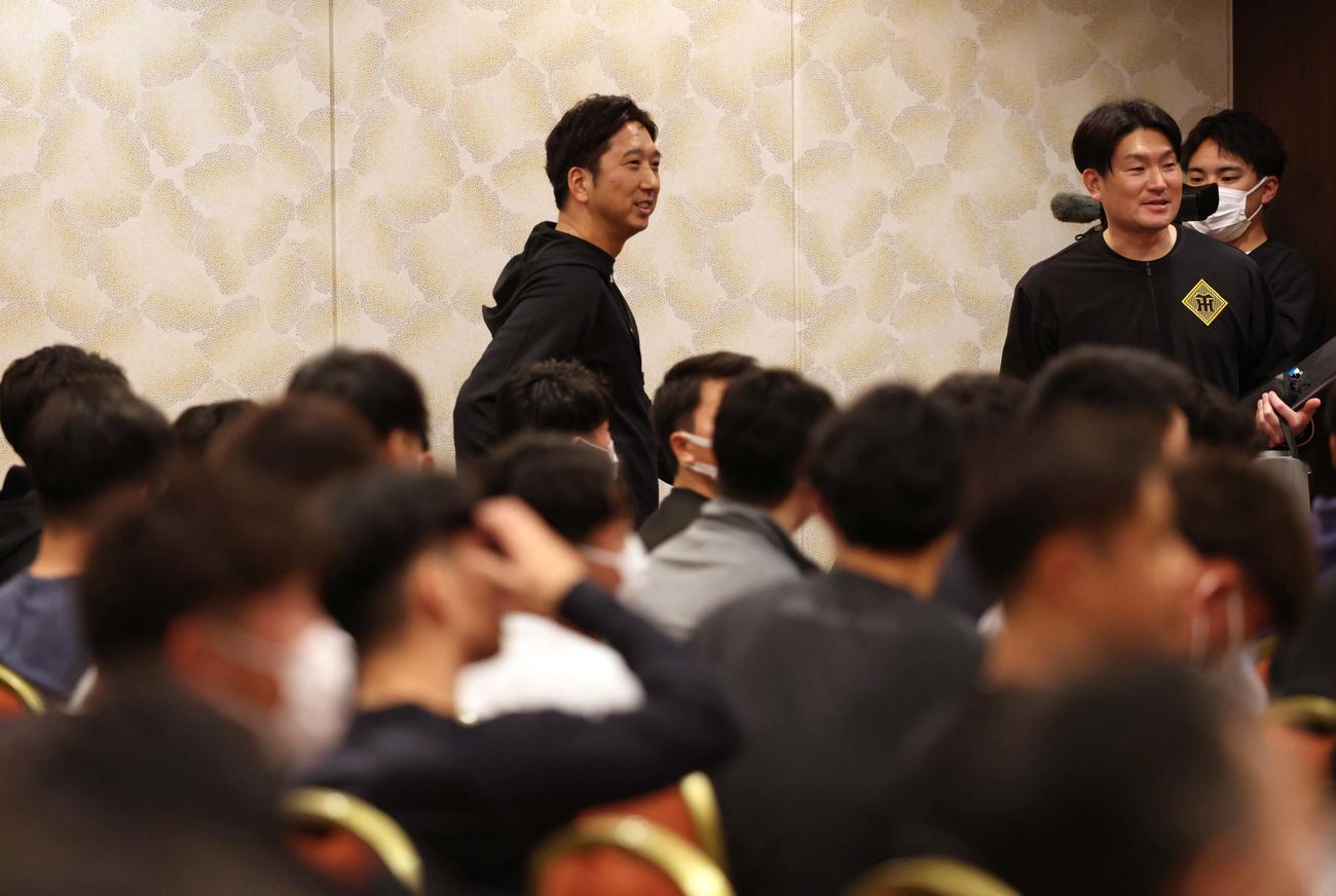ミーティング会場に入る藤川監督（中央）