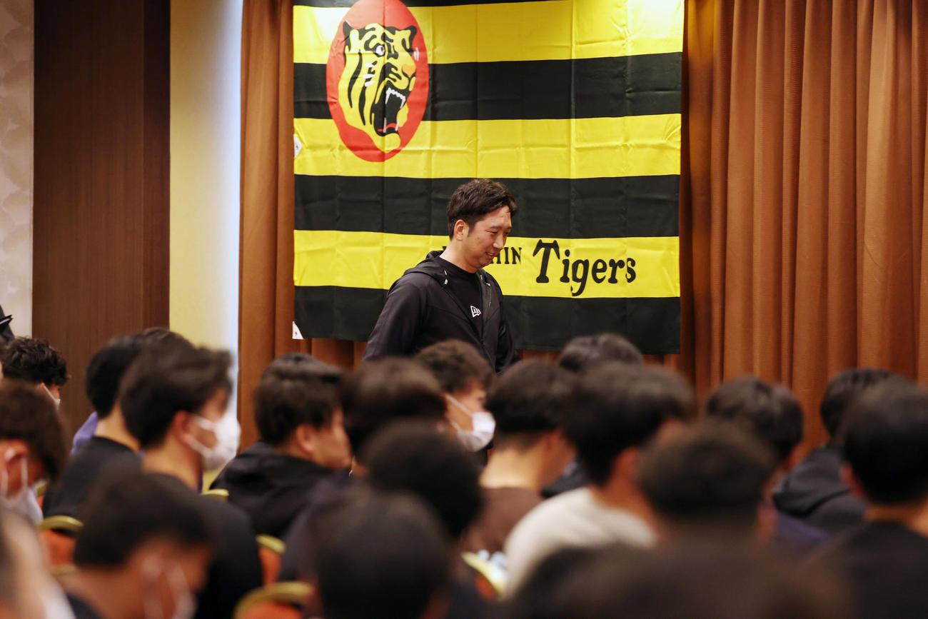 キャンプ前日のミーティングに出席する藤川監督