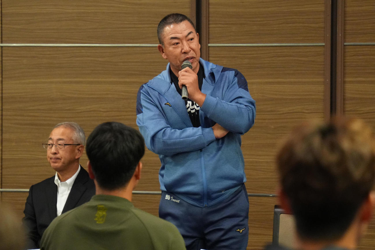 ミーティングで選手、スタッフに話をする井上監督（撮影・中日ドラゴンズ球団提供）