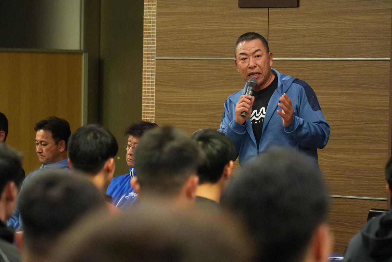 ミーティングで選手、スタッフに話をする井上監督（撮影・中日ドラゴンズ球団提供）