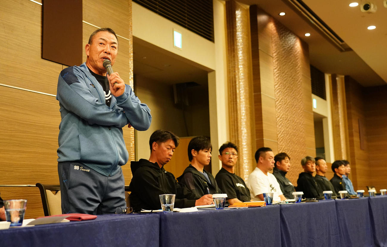ミーティングで選手、スタッフに話をする井上監督（撮影・中日ドラゴンズ球団提供）
