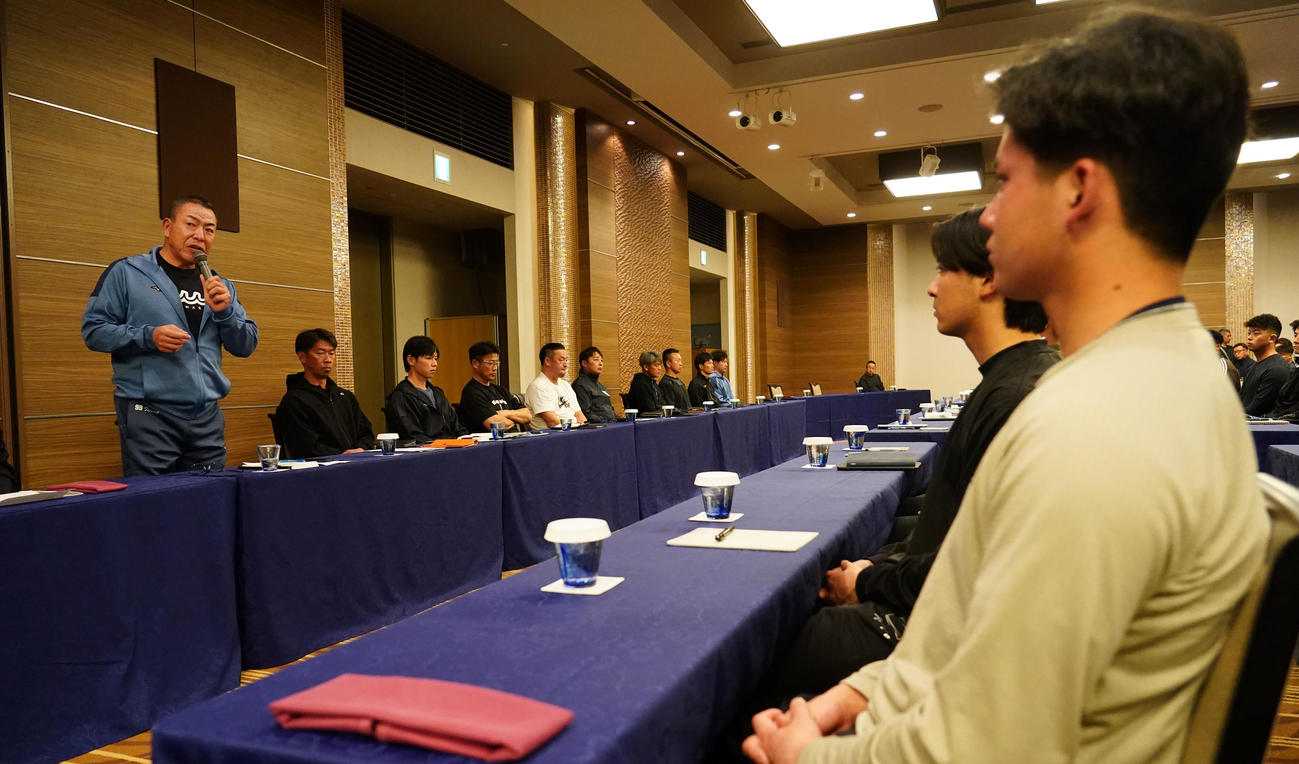 ミーティングで選手、スタッフに話をする井上監督（撮影・中日ドラゴンズ球団提供）