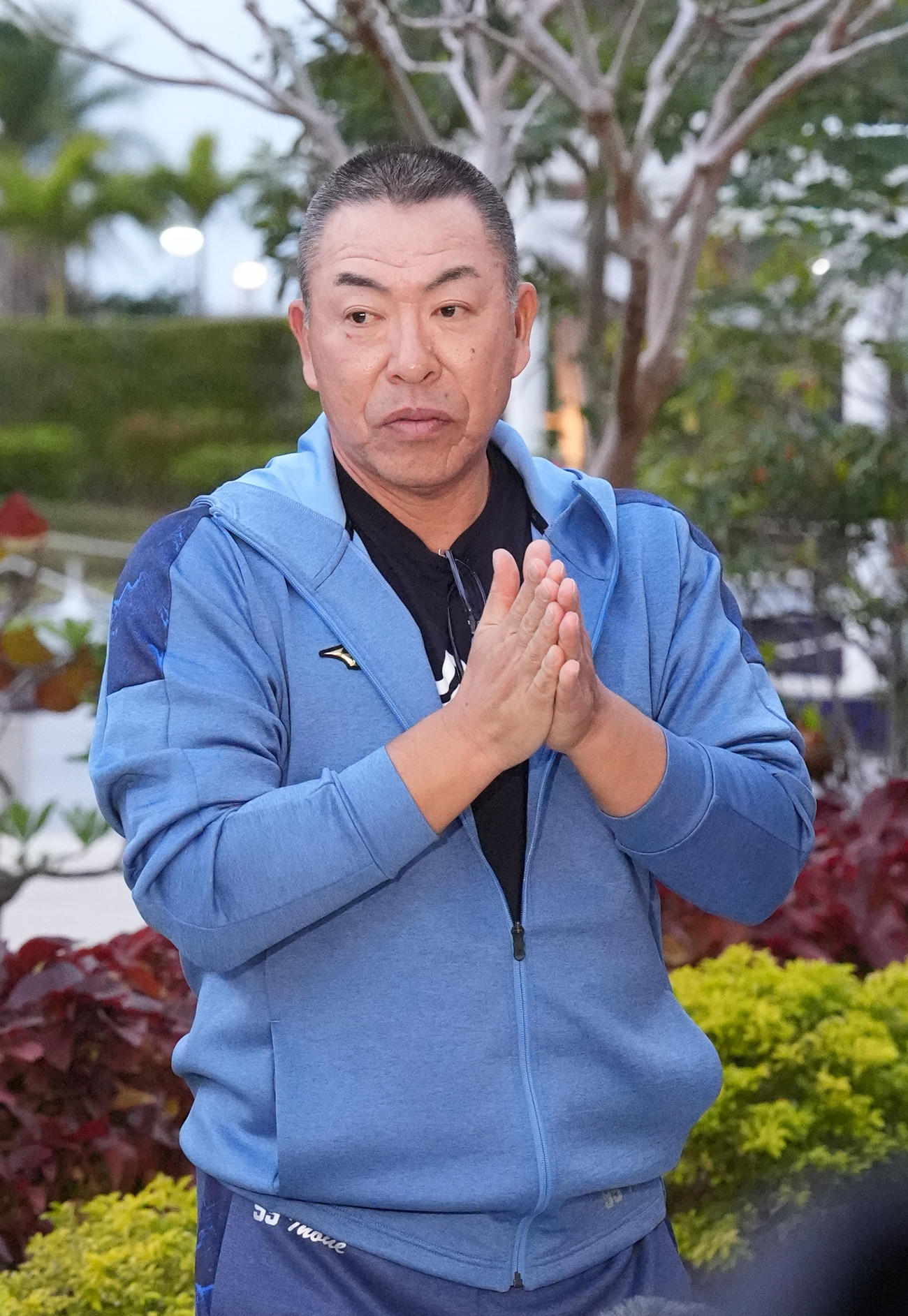 ミーティングを終え取材に応じる井上監督（撮影・森本幸一）