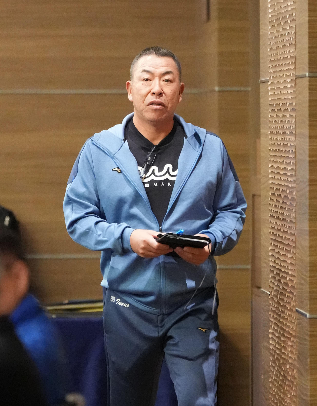 ミーティング会場の席に向かう井上監督（撮影・森本幸一）