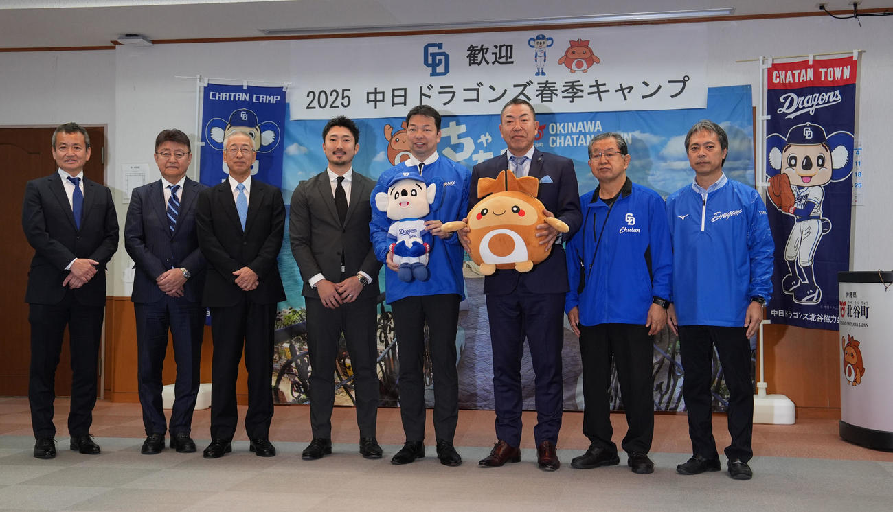 北谷町役場を表敬訪問に訪れ記念撮影に納まる、左から朝田球団本部長代理、加藤球団本部長、吉川球団社長、藤嶋選手会長、渡久地町長、井上監督（撮影・森本幸一）