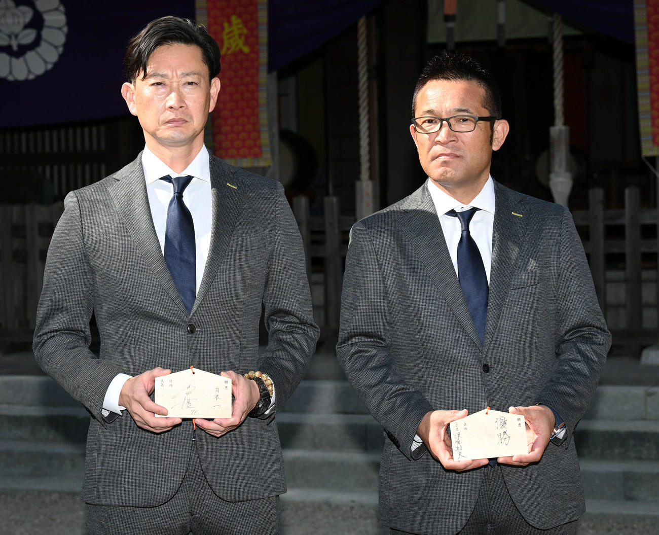 小戸神社に絵馬を奉納したオリックス岸田監督（左）と波留2軍監督（撮影・前岡正明）