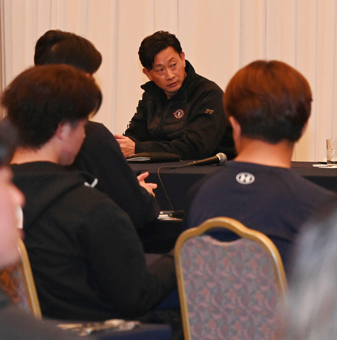 全体ミーティングに参加したオリックス岸田監督（撮影・前岡正明）