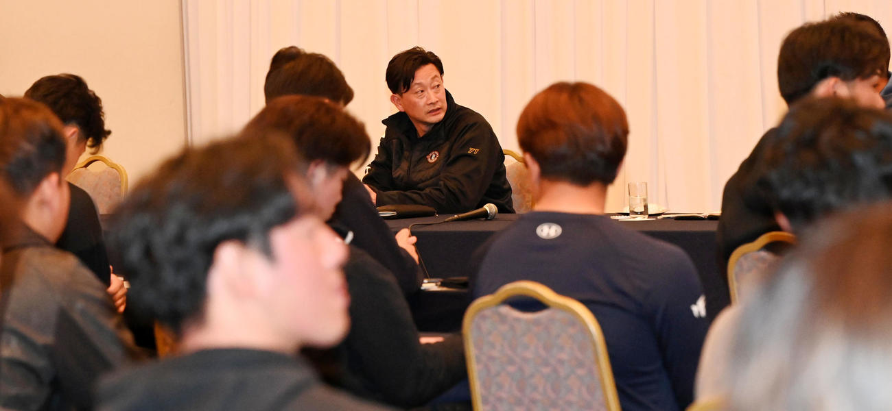 全体ミーティング開始を待つオリックス岸田監督（撮影・前岡正明）