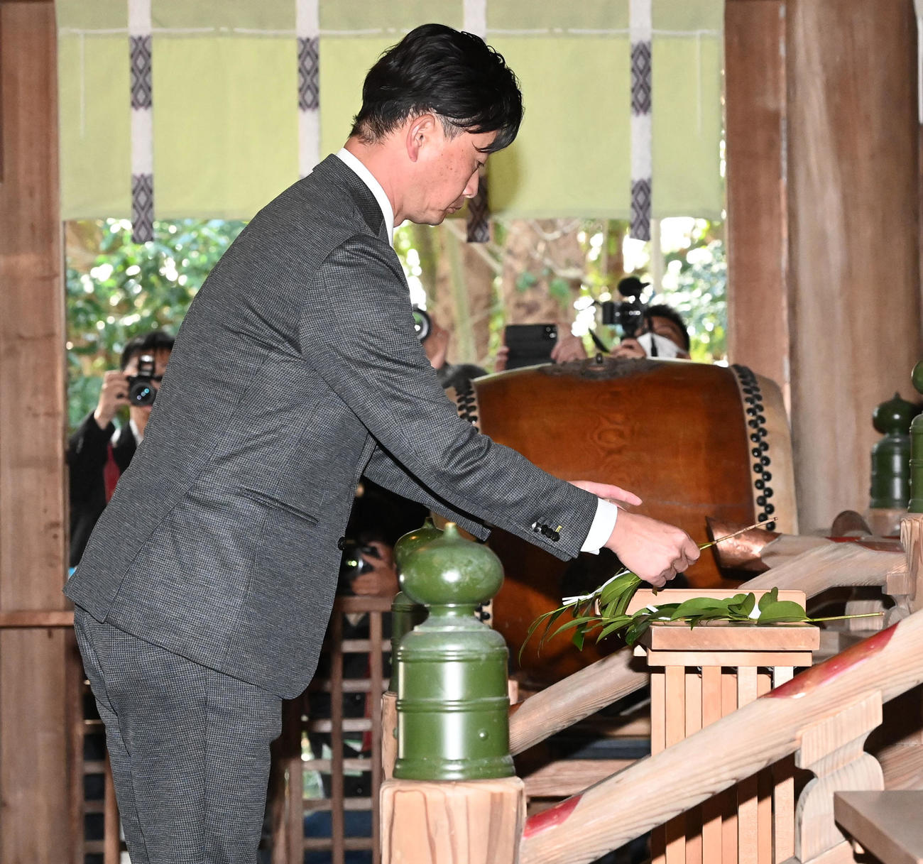 小戸神社を参拝したオリックス岸田監督（撮影・前岡正明）