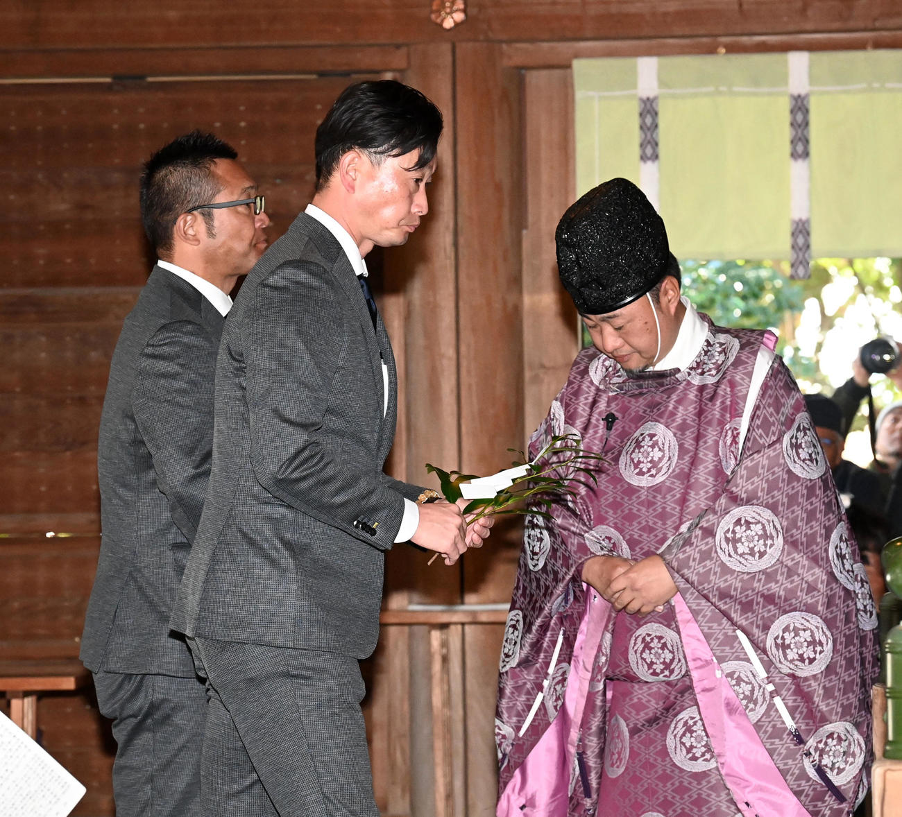 小戸神社を参拝したオリックス岸田監督（右）と波留2軍監督（撮影・前岡正明）
