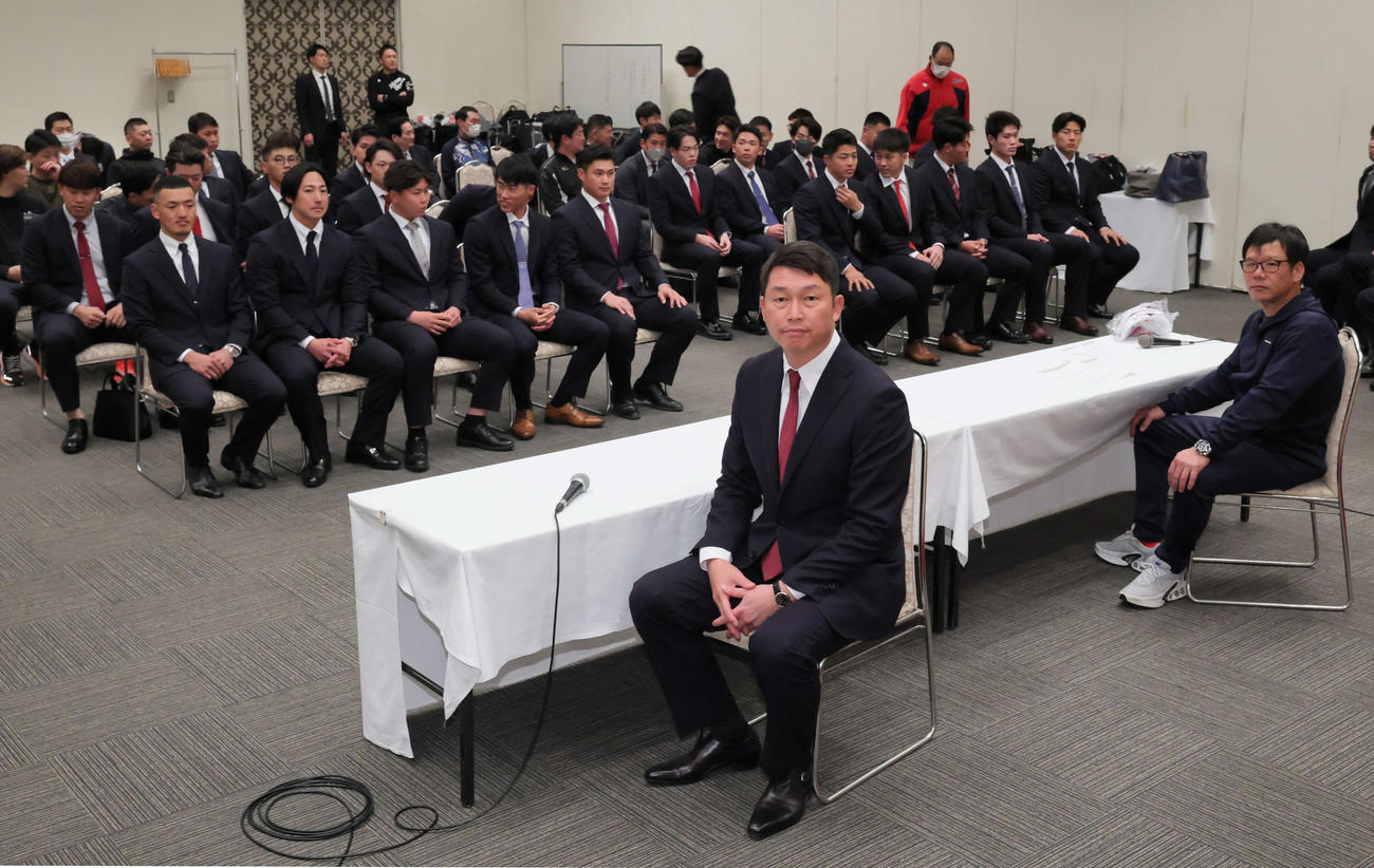 キャンプ地の日南に到着後、選手やコーチングスタッフを集めて、ミーティングを行う新井監督。右は藤井ヘッドコーチ