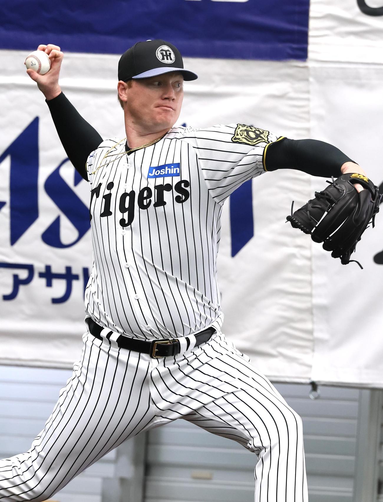 ブルペンで投球練習するニック・ネルソン（撮影・藤尾明華）