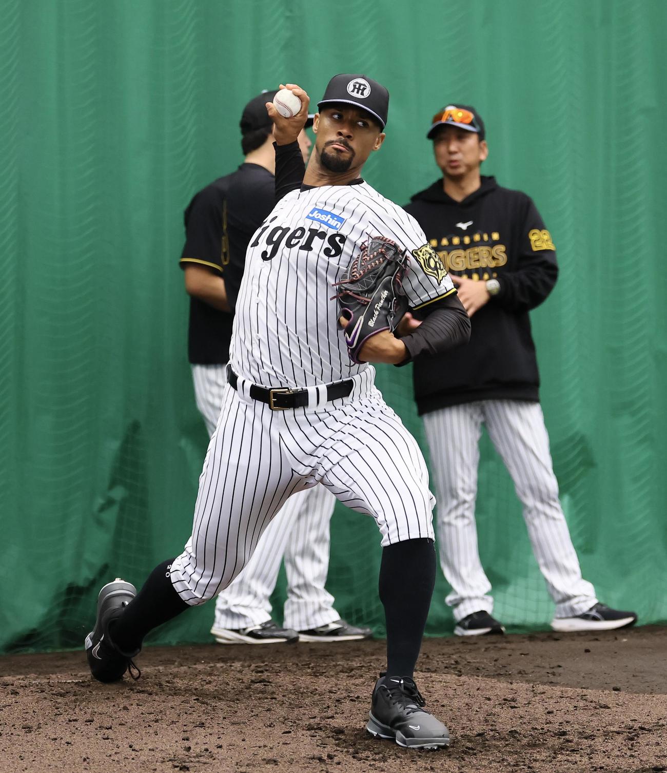 藤川球児監督（右）が見つめる中、ブルペンで投球練習するデュプランティエ（撮影・藤尾明華）