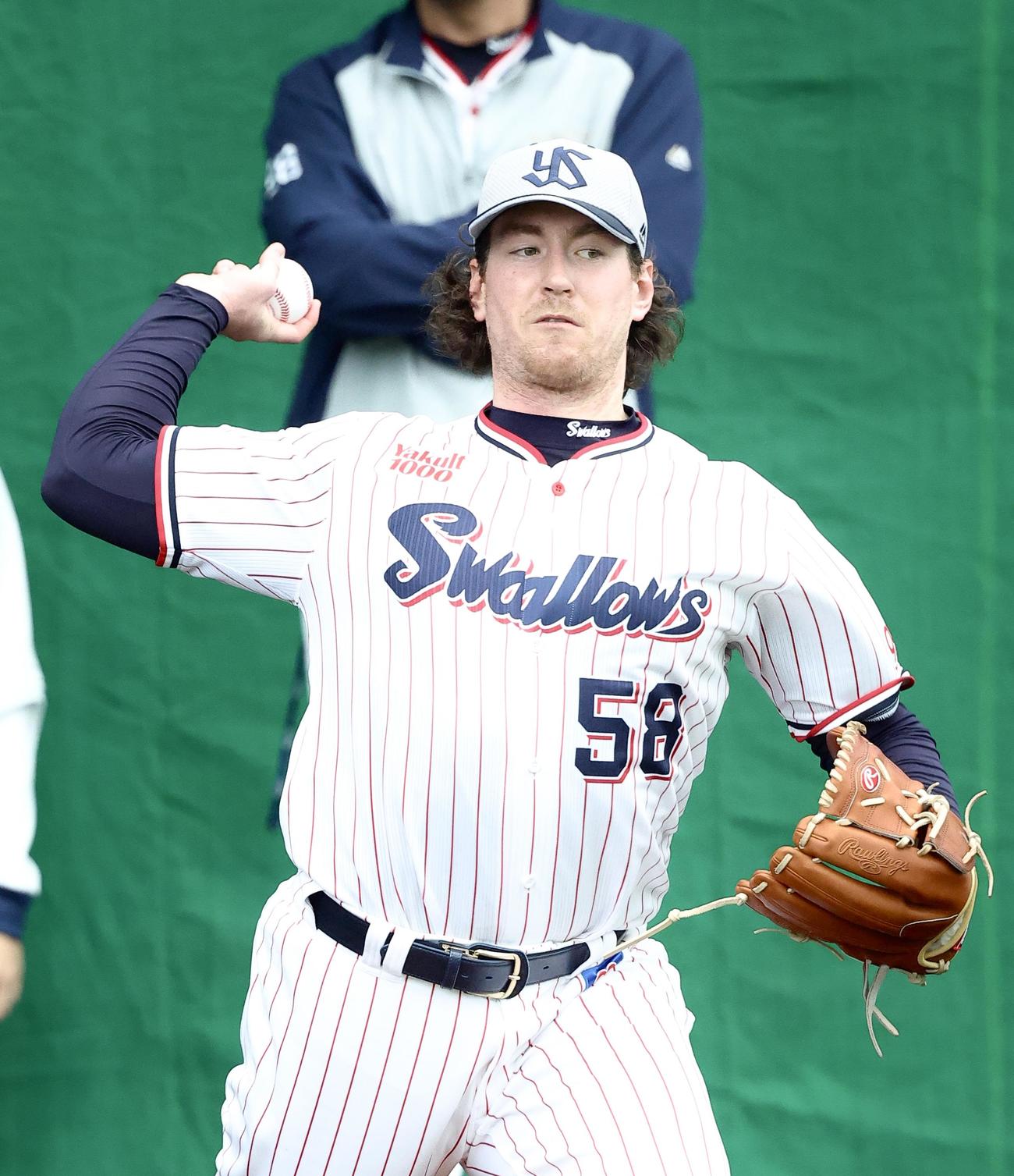 ブルペン投球するヤクルトバウマン（撮影・河田真司）