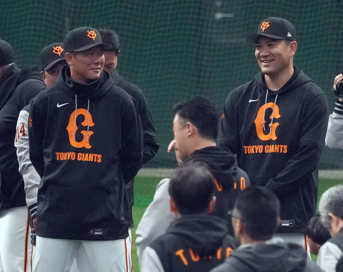 連取前、談笑する巨人坂本（左）と田中将（撮影・たえ見朱実）