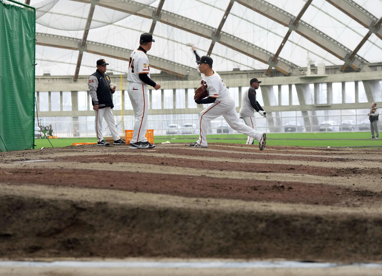 ブルペンの逆傾斜を利用してフォームのチェックをする巨人田中将（撮影・たえ見朱実）