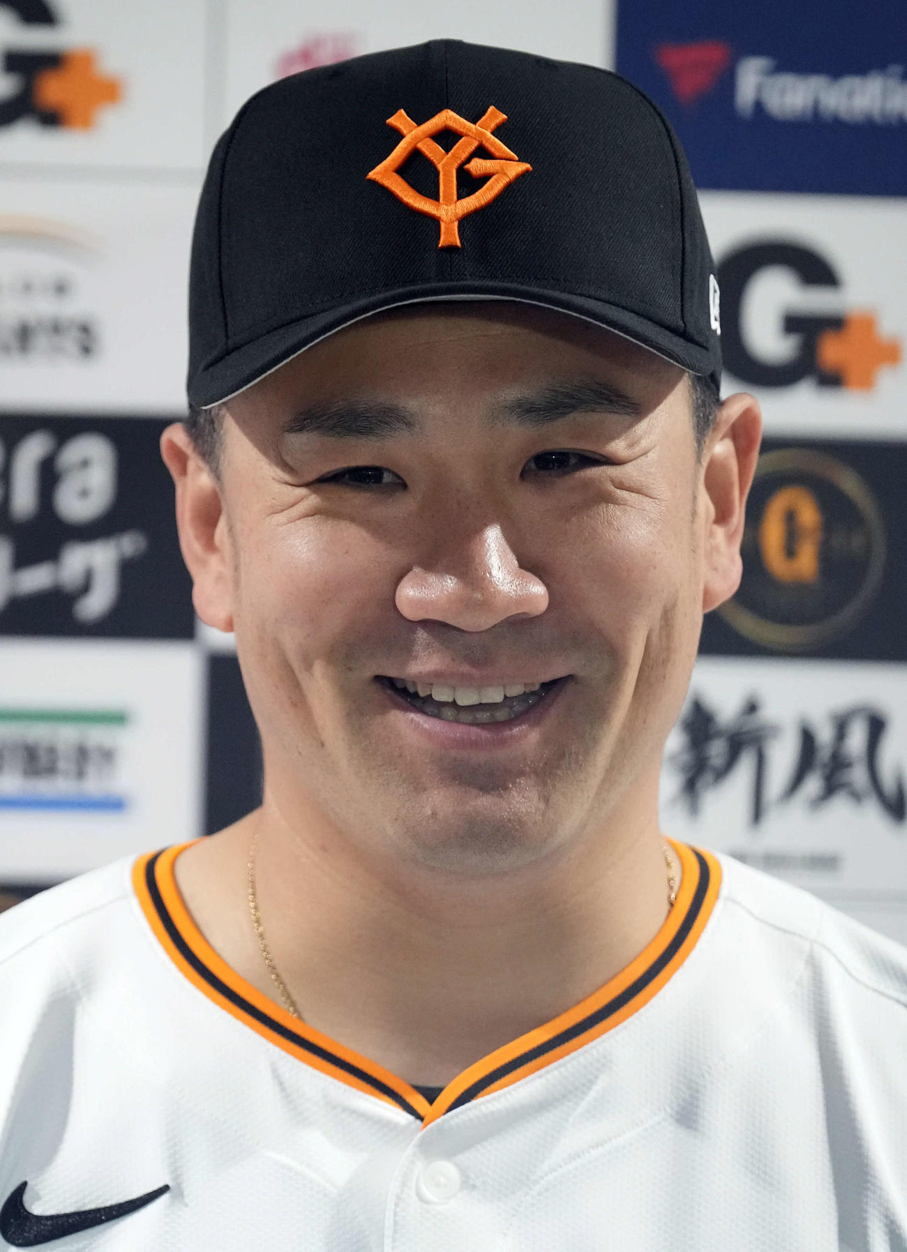 囲み取材で笑顔を見せる巨人田中将（撮影・たえ見朱実）