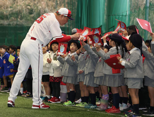 日南市の歓迎式で、園児とふれあう広島新井監督（撮影・加藤孝規）