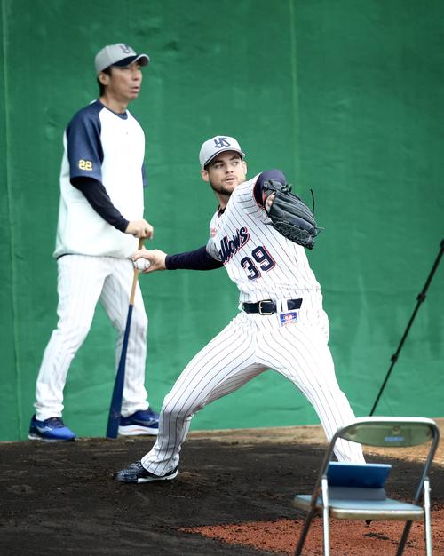 ブルペン投球するヤクルトランバート。奥は高津監督（撮影・河田真司）